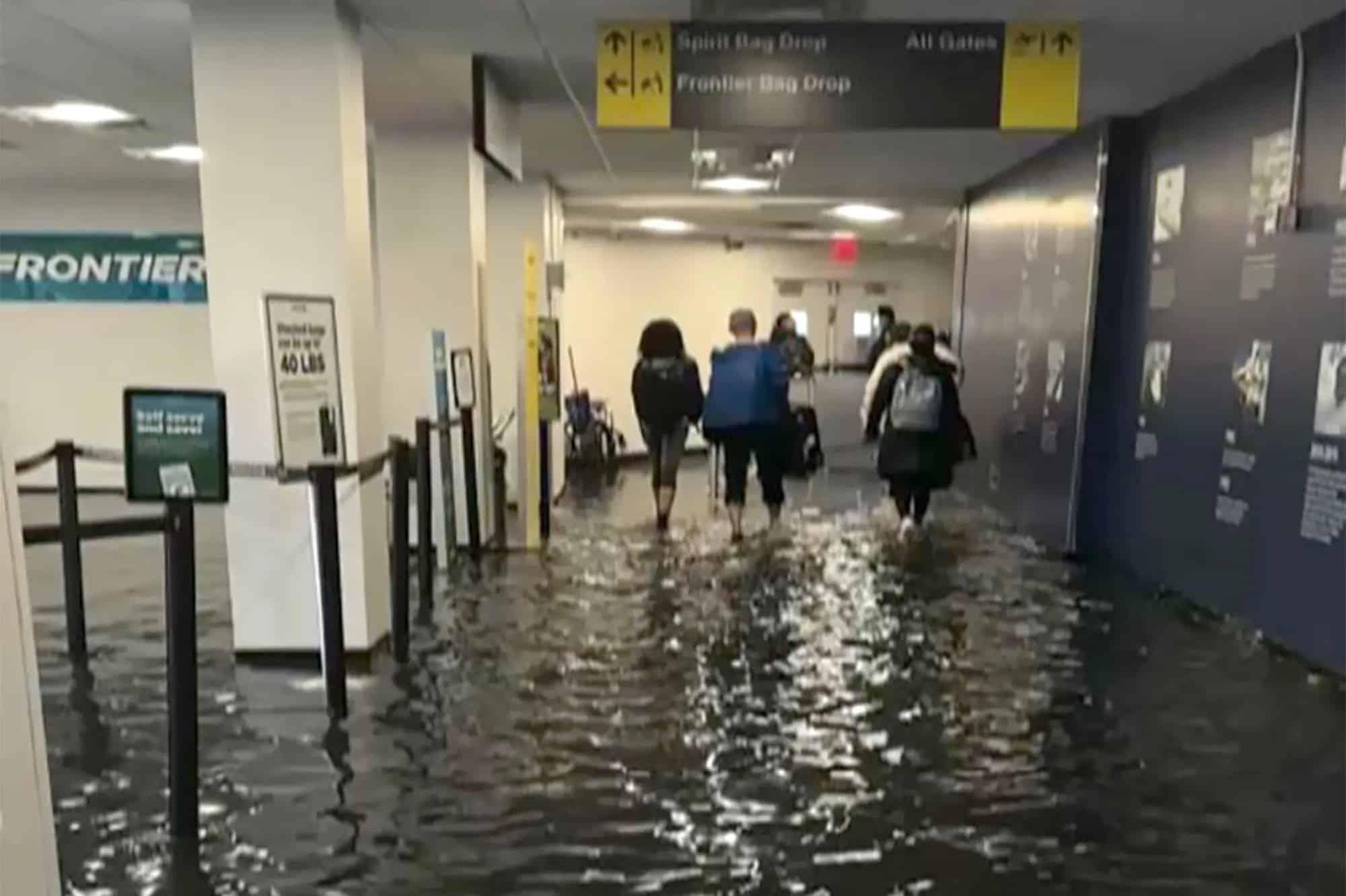 PUDDLE JUMPERS! LaGuardia Airport Completely Flooded in NYC [SEE IT ...